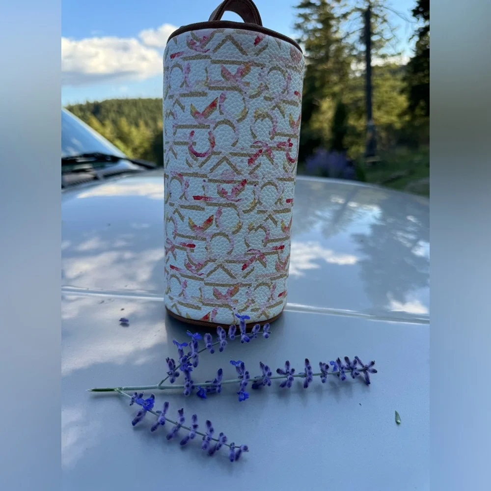 ⚜️ Calvin Klein Cylinder Cometic Bag ⚜️